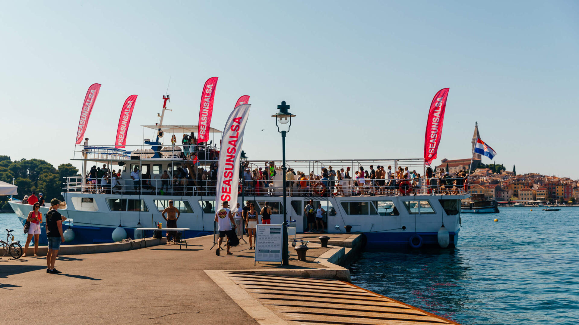 Dolphin Bus & Dock Station