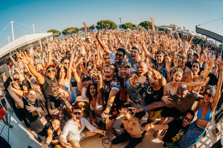 BEACH & POOL PARTY PARADISE