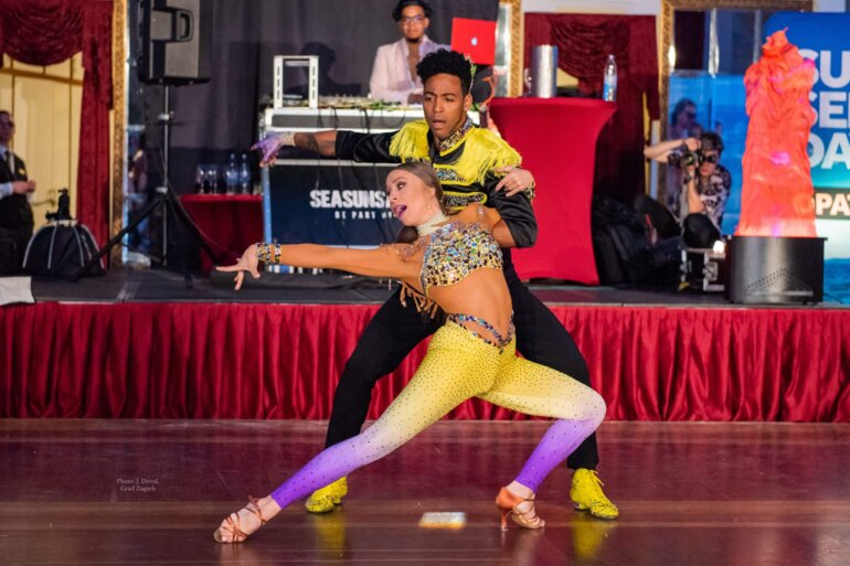 Join Gaby & Estefy for their signature 3-hour choreography!